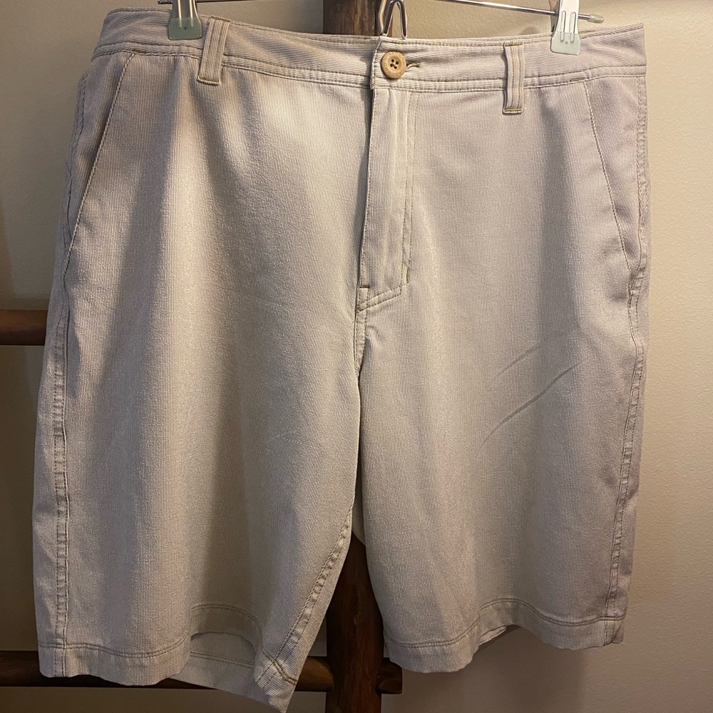ASCEND SHORTS 32 WAIST